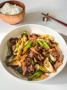 炒羊肉卷的家常做法_羊肉卷快烫去腥，炒制鲜嫩香可口