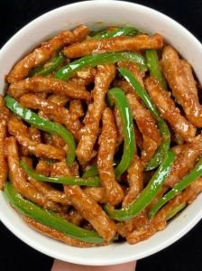 菜椒要炒多久才熟_菜椒快炒脆嫩香，丝瓜搭配营养好