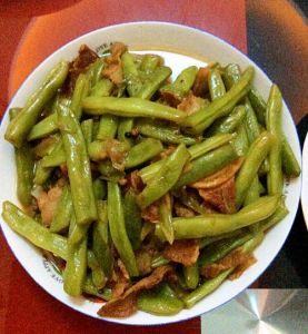 炒芸豆炒肉的家常做法_腌肉片炒芸豆，姜蒜爆香入味，家常美味！