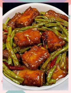 排骨烧毛豆的家常做法_家常毛豆烧排骨，鲜嫩入味，暖心暖胃！