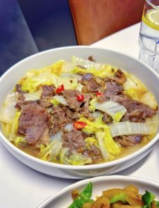 大白菜烧牛肉家常做法_家常大白菜烩牛肉，鲜嫩可口，简单营养，暖心美味！