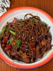 干豆角炒肉的家常做法_炒制香辣炖软糯，家常美味！