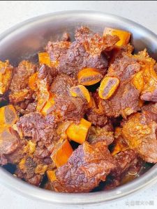 牛排骨焖黄豆的做法_黄豆焖牛肋排，家常美味做法