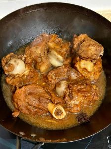 炖大骨棒的最正宗做法_大骨棒肉香实惠，简单炖着过瘾又鲜美！
