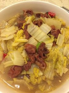 白菜炖牛肉的家常做法窍门_肥瘦肋条肉炖白菜粉丝，香浓不腻暖身子