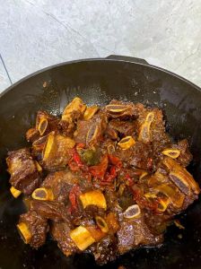 家常牛骨头烧正宗做法_糖色入味，砂锅慢炖酥烂香