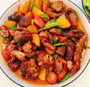 土豆炒鸡肉的家常做法_土豆烧嫩鸡，鲜美软烂，聚餐好菜！