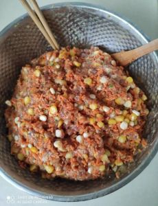 红萝卜猪肉饺子馅做法_五花肉萝卜饺，手擀皮，馅足味美！