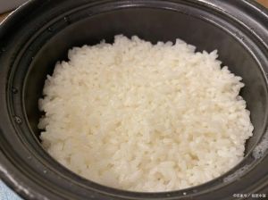 夹生的饭还能再煮熟吗_煮饭没熟？加水和酒补救，轻松煮出完美米饭
