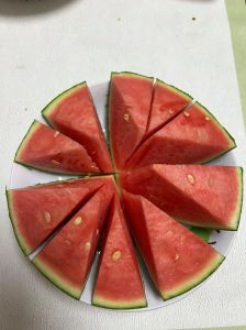 正确切西瓜方法图解_切块锁汁网切省力，皮水做法全知道！