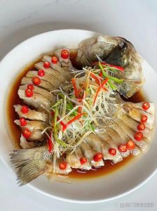 清蒸鱼多长时间能熟_小鱼8-10分钟，中鱼12-15，大鱼18-25，戳厚处判断熟