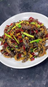 干锅泥鳅鱼的家常做法_干锅泥鳅香酥美滋滋，下酒下饭绝配！
