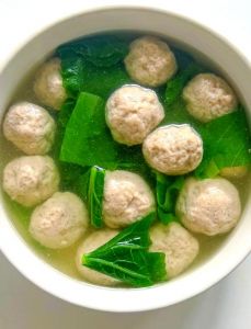 白菜汆丸子的家常做法窍门_肥瘦28肉丸的做法，口感弹牙又鲜香