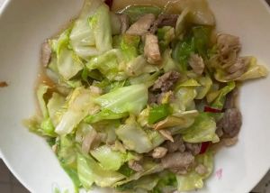 肉炒甘蓝的家常做法_家常肉炒甘蓝，鲜香脆嫩做法简单