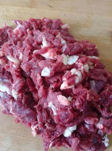 回民街牛肉韭黄饺子馅的做法_擦干拌油，调馅上劲，煮蒸皆香