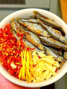 炒小鱼干家常做法_香辣小鱼干，勾起回忆下饭菜