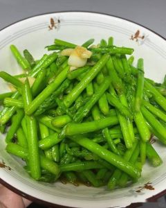 炒芦笋要焯水吗_焯水去涩保脆嫩，芦笋这样烫！