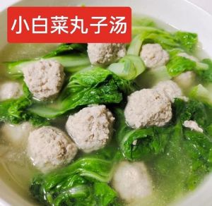 丸子白菜汤的家常做法_热气腾腾白菜丸子汤，冬日暖心好选择！