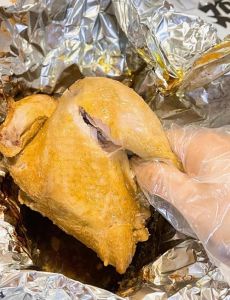 窑鸡做什么口味_窑鸡经典香料味多，在家做选对鸡腌料很关键！