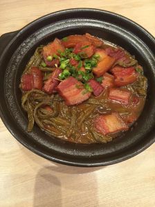 砂锅干豆角的做法_夏日廉价长豆角，腌晒过冬，炒炖入味！