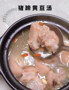催奶吃猪蹄汤的做法_猪蹄通草炖汤催乳，产后营养好帮手