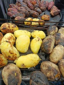 土豆要烤多久才熟_200度烤土豆外脆内软，搭配烤肉蔬菜很美味