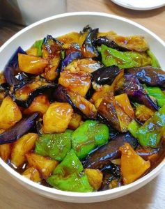 从前东北地三鲜是哪三样食材_东北地三鲜，土豆茄子青椒炒着香！
