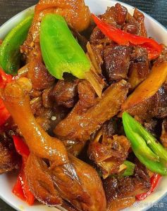 炒鸭腿的做法大全家常_新鲜鸭腿香炒法，微焦提鲜，孜然入味！