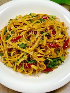 蒜芯炒豆皮的做法大全家常_家常蒜香豆腐皮，孜然辣椒豆皮，简单美味易学！