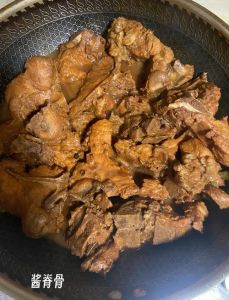 酱脊骨怎么做肉嫩不柴_酱香大骨酥烂香浓，黄豆酱是灵魂！