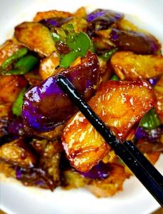 以前的东北地三鲜是哪三种食材_土豆茄子青椒过油，老味新吃！