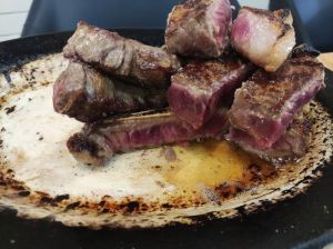 五分熟牛排咬不动_煎牛排太老咬不动？技巧和选材是关键