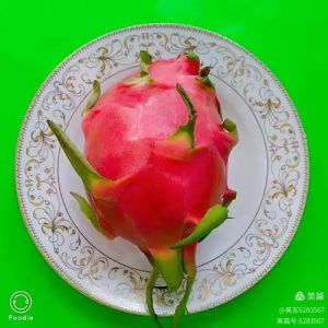 青栀巧手调制水嫩佳肴，小妻展现温柔魅力，搭配狼性老公的热情生活品味
