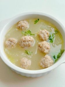 冬瓜肉丸汤的家常做法_夏日清爽冬瓜肉丸汤，手工好料，鲜美解暑