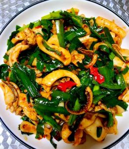 韭菜炒干鱿鱼的家常做法_韭菜炒鱿鱼，鲜香碰撞，简单美味！