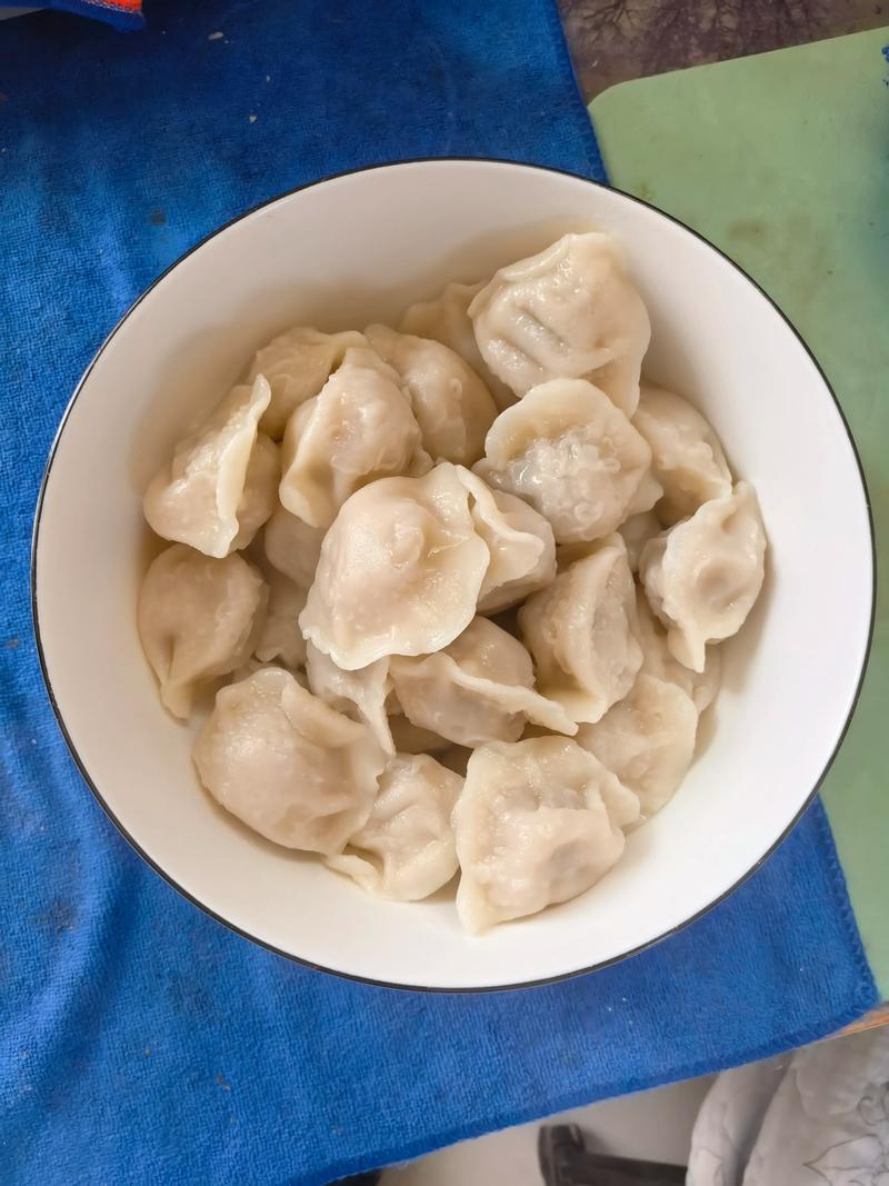冻水饺煮6分钟能熟吗_煮水饺看火候加盐防破皮