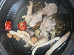 排骨干蚝汤的做法_蚝干排骨汤，简单营养，煲汤好选择！