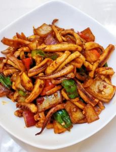 小鱿鱼家常做法大全_孜然香辣韩式铁板白灼鱿鱼，家常做法多！
