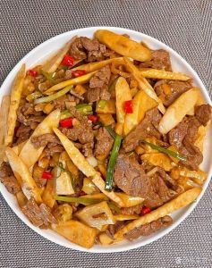 泡笋炒肉的家常做法_泡笋炒肉片，酸爽解腻真美味！
