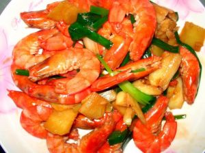 葱姜怎么炒大虾_炒大虾去虾线保鲜，葱姜蒜合理放调料味更佳