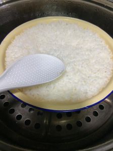 米饭10分钟能蒸熟吗_蒸米饭10分钟能熟吗？高压锅或微波炉或可快煮