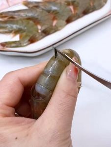 怎样杀虾子去虾线_牙签挑45度，开背剪刀，指尖扭转，冰盐淀粉保Q弹