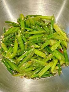 凉拌芹菜焯水一般要几分钟_芹菜焯水1-2分钟去草酸，过冰水保脆嫩！