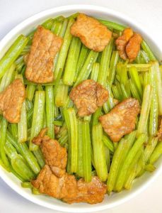 芹菜炒肉不焯水家常做法_脆爽秘诀，不焯水，锁汁快炒