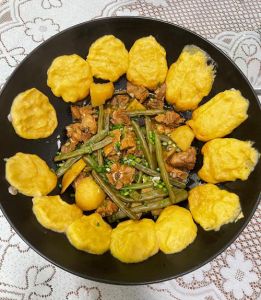 炖排骨贴饼子做法_干煸排骨炖豆角土豆配贴饼，家常美味，夏天尤佳