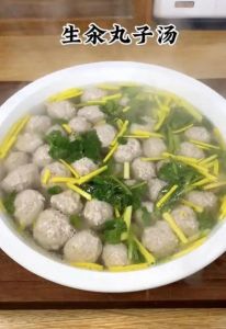 汆丸子滑肉汤的家常做法_明清老家常菜，简单美味做法