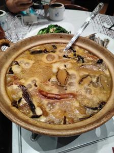 餐桌下的脚却很不老实：别样的厨艺与用餐趣味巧妙融合