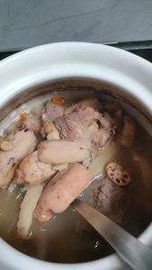 莲藕煲大骨汤的做法_大骨莲藕萝卜汤，简单易做，你有什么煲汤秘诀？