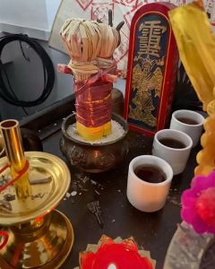 道士起法坛做法都需要准备什么_道士精心筹备法事，搭设神圣法坛，供奉三清像与逝者牌位，举行庄重仪式，体现道教文化精髓