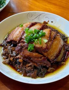 咸烧白四川正宗做法_五花肉配咸菜，香糯入味好滋味